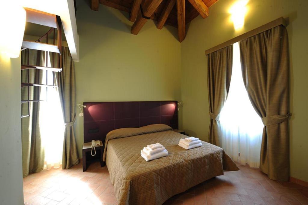 Hotel Magione Papale Relais LʼAquila Habitación foto